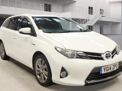 White Used 2014 Toyota Auris Hybrid Estate | £6,995 (Fair price)