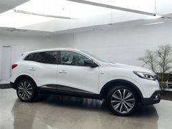 White Used 2016 Renault Kadjar Signature SUV | £8,995 (Fair price)