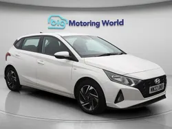 White Used 2022 Hyundai i20 SE Hatchback | £12,000 (Fair price)