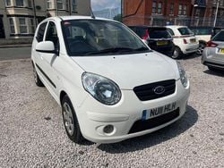 White Used 2011 Kia Picanto 2 Hatchback | £4,995 (Fair price)