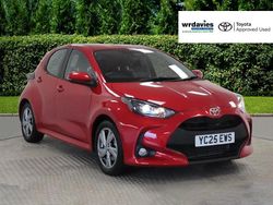 Red Used 2025 Toyota Yaris Hybrid Hatchback | £19,995 (Fair price)