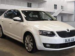 White Used 2016 Skoda Octavia LAURIN & KLEMENT Hatchback | £8,750 (Fair price)