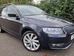 Black Used 2016 Skoda Octavia Estate | £10,895 (Good price)