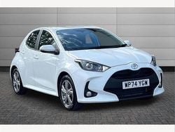 Pure white Used 2025 Toyota Yaris Hybrid Hatchback | £19,199 (Good price)