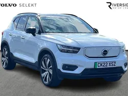 Crystal white Used 2022 Volvo XC40 Pro SUV | £25,250 (Fair price)