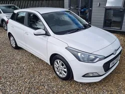 White Used 2017 Hyundai i20 SE Hatchback | £7,495 (Fair price)
