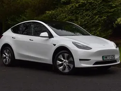 White Used 2023 Tesla Model Y Long Range SUV | £32,400 (A bit pricey)
