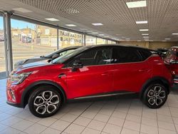 Red/black Used 2022 Renault Captur Techno SUV | £13,995 (Fair price)