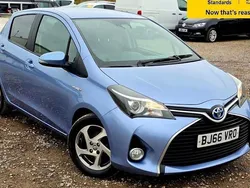 Blue Used 2016 Toyota Yaris Hybrid Hatchback | £7,888 (Expensive)