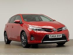 Red Used 2014 Toyota Auris Hatchback | £7,498 (Fair price)