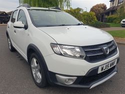 Glacier white Used 2015 Dacia Sandero Lauréate Hatchback | £2,795 (Fair price)