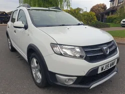 Glacier white Used 2015 Dacia Sandero Lauréate Hatchback | £2,795 (Fair price)