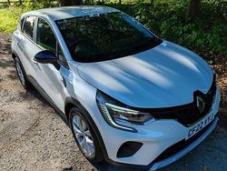 White Used 2022 Renault Captur Iconic SUV | £13,495 (Fair price)