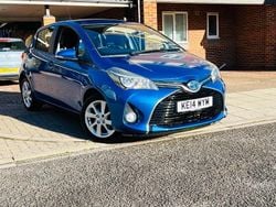 Blue Used 2014 Toyota Yaris Hybrid Hatchback | £9,990 (Fair price)
