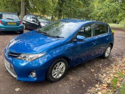 Blue Used 2013 Toyota Auris Hybrid Hatchback | £4,550 (Good price)