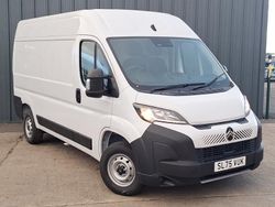 Solid icy white New 2025 Citroën Relay Van | £23,998 (Fair price)