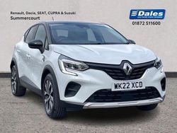Arctic white/black Used 2022 Renault Captur LIMITED SUV | £13,250 (Fair price)