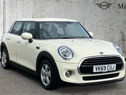Pepper white Used 2019 Mini Cooper Classic Hatchback | £10,837 (Fair price)