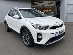 Clear white Used 2019 Kia Stonic 2 SUV | £9,970 (Fair price)