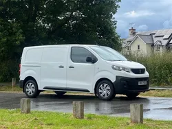 White Used 2017 Peugeot Expert Van | £6,750 (A bit pricey)