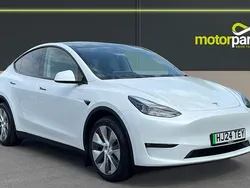 White Used 2024 Tesla Model Y Long Range SUV | £32,500 (Fair price)