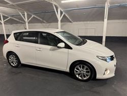 White Used 2013 Toyota Auris Hatchback | £4,990 (Fair price)