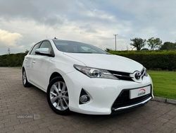 White Used 2013 Toyota Auris Hatchback | £5,795 (Fair price)