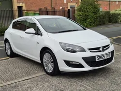 White Used 2015 Vauxhall Astra Excite Hatchback | £6,295 (Fair price)