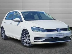 Pure white Used 2019 VW Golf VII SE Hatchback | £14,850 (Fair price)