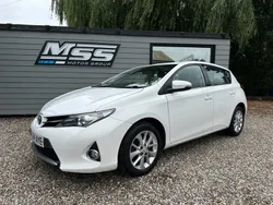 White Used 2014 Toyota Auris Multidrive S Hatchback | £7,695 (Fair price)