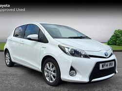 Pure white Used 2014 Toyota Yaris Hybrid Plus Hatchback | £10,656 (Fair price)