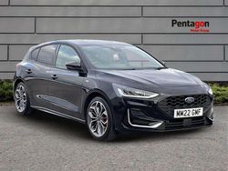 Agate black premium paint Used 2022 Ford Focus ST-Line Hatchback | £16,495 (Fair price)