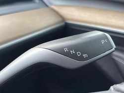 White Used 2022 Tesla Model Y Long Range AWD SUV | £27,599 (A bit pricey)