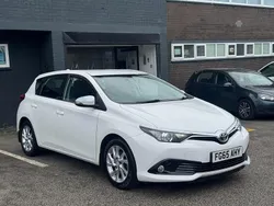 White Used 2015 Toyota Auris Hatchback | £6,095 (Fair price)