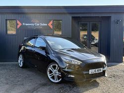 Black Used 2016 Ford Focus ST Hatchback | £10,990 (Fair price)