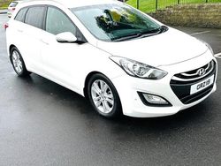 White Used 2013 Hyundai i30 Style Estate | £3,795 (Fair price)