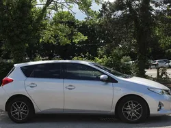 Silver Used 2015 Toyota Auris Hybrid Hatchback | £10,990 (Fair price)