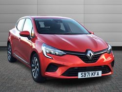 Flame red Used 2022 Renault Clio V Iconic Hatchback | £11,995 (Good price)
