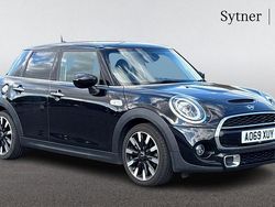 Midnight black Used 2019 Mini Cooper S Exclusive Hatchback | £17,250 (Fair price)