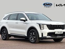 White Used 2025 Kia Sorento SUV | £38,395 (Good price)