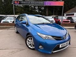 Blue Used 2014 Toyota Auris Estate | £4,499 (Fair price)