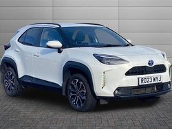 White Used 2023 Toyota Yaris Hybrid Design SUV | £20,701 (Fair price)