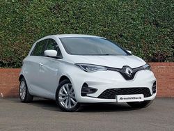 White Used 2022 Renault Rapid SE Hatchback | £11,998 (Fair price)