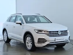White Used 2018 VW Touareg SEL SUV | £23,998 (Fair price)