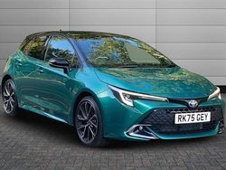 Super green with black roof New 2025 Toyota Corolla Hatchback | £31,990 (Fair price)