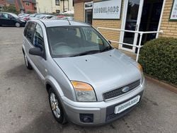 Moondust silver Used 2008 Ford Fusion Zetec Hatchback | £2,695 (Fair price)
