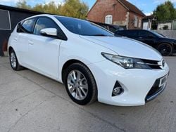 White Used 2014 Toyota Auris Hatchback | £6,995 (Fair price)
