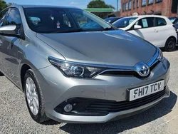 Grey Used 2017 Toyota Auris Hybrid Business Edition Hatchback | £10,995 (Fair price)