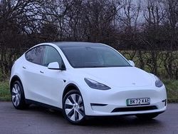White Used 2022 Tesla Model Y Long Range AWD SUV | £27,298 (A bit pricey)