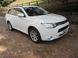 White Used 2015 Mitsubishi Outlander P-HEV Estate | £4,990 (Fair price)
